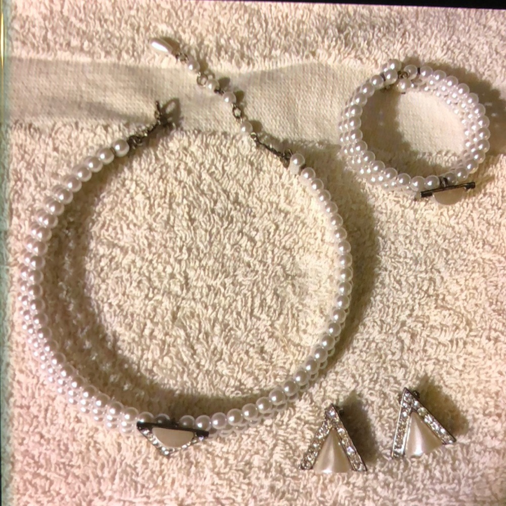 MOVING SALE NO HAGGLING NO BRAND FAUX PEARL EARRING BRACELET NECKLACE GIFT SET.